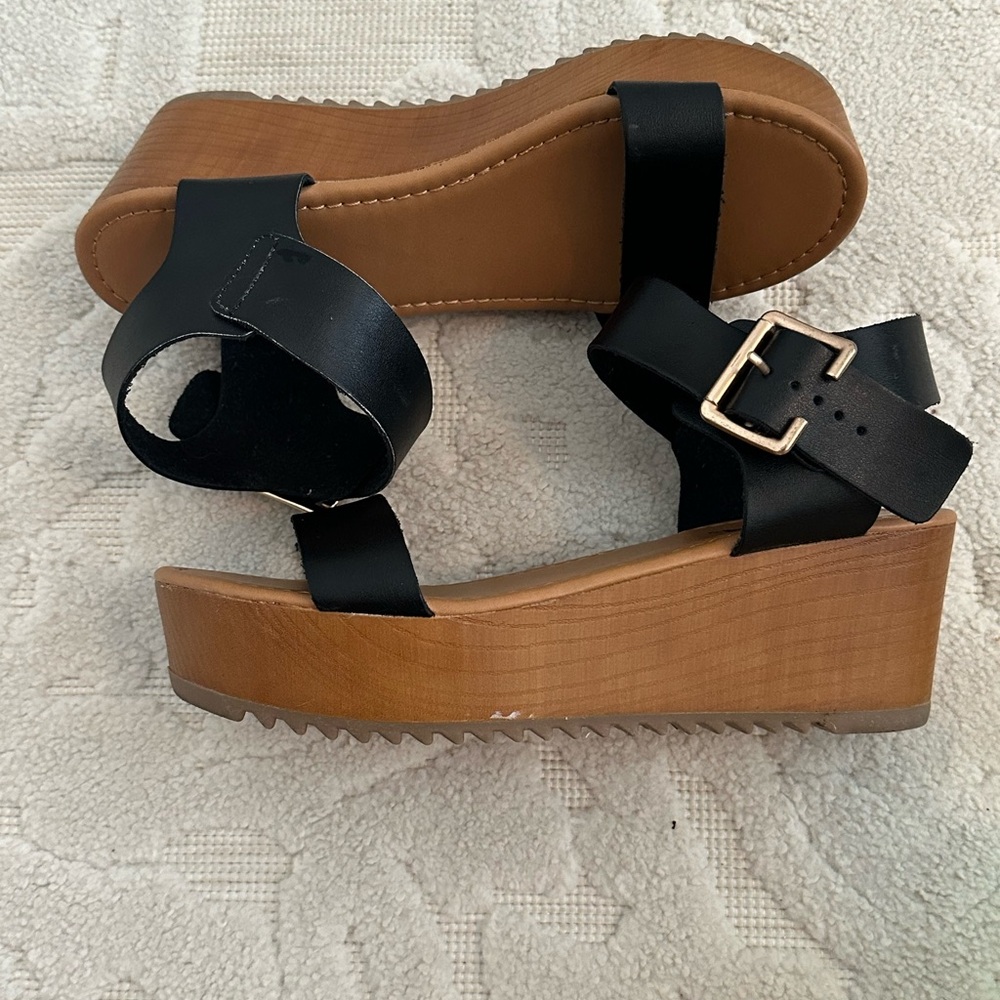 Black wedges